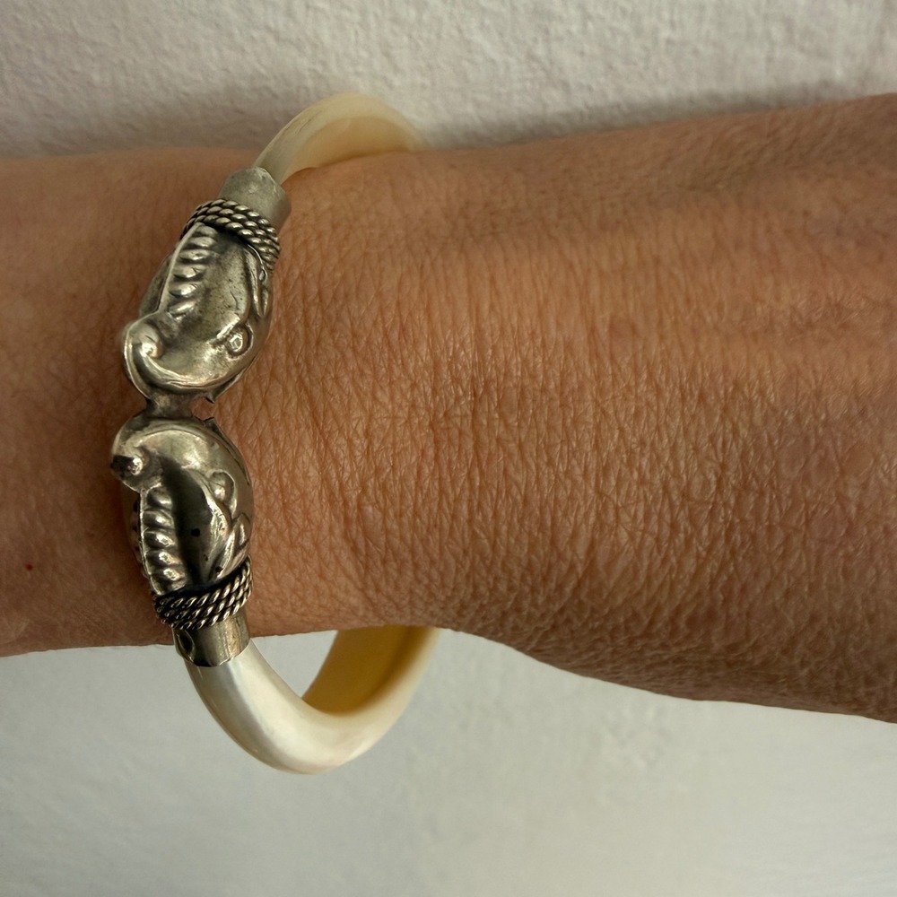 * Vintage Mother of Pearl Shell Bangle Bracelet Elephant Head Silver Plated Boho - Picture 11 of 14